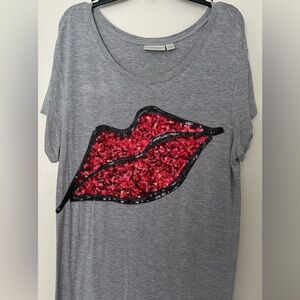Bisou Bisou ladies ‘Lips’ blouse size Medium. Fits more like a Large.